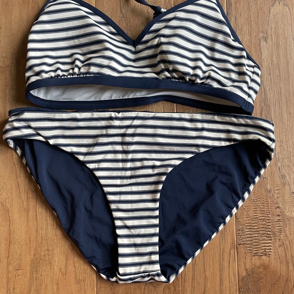 Carve Designs Bekini- size medium.  Reversible bottoms to solid navy